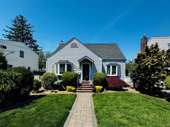 152 Collins Avenue, Williston Park, NY 11596