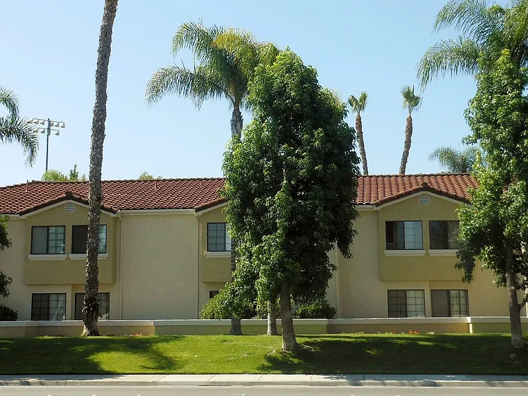 Los Olivos Apartments — Photo 41