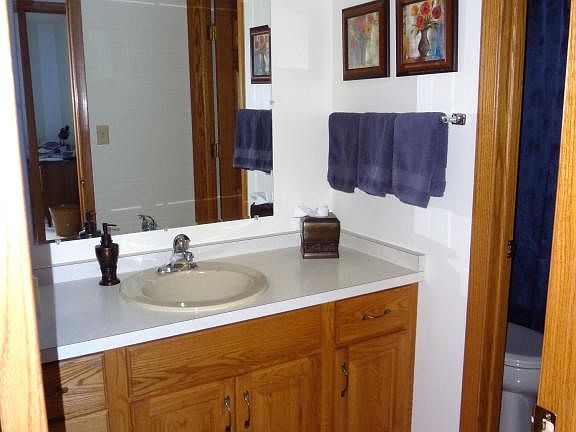 Full bath, split sink room, bath/toilet