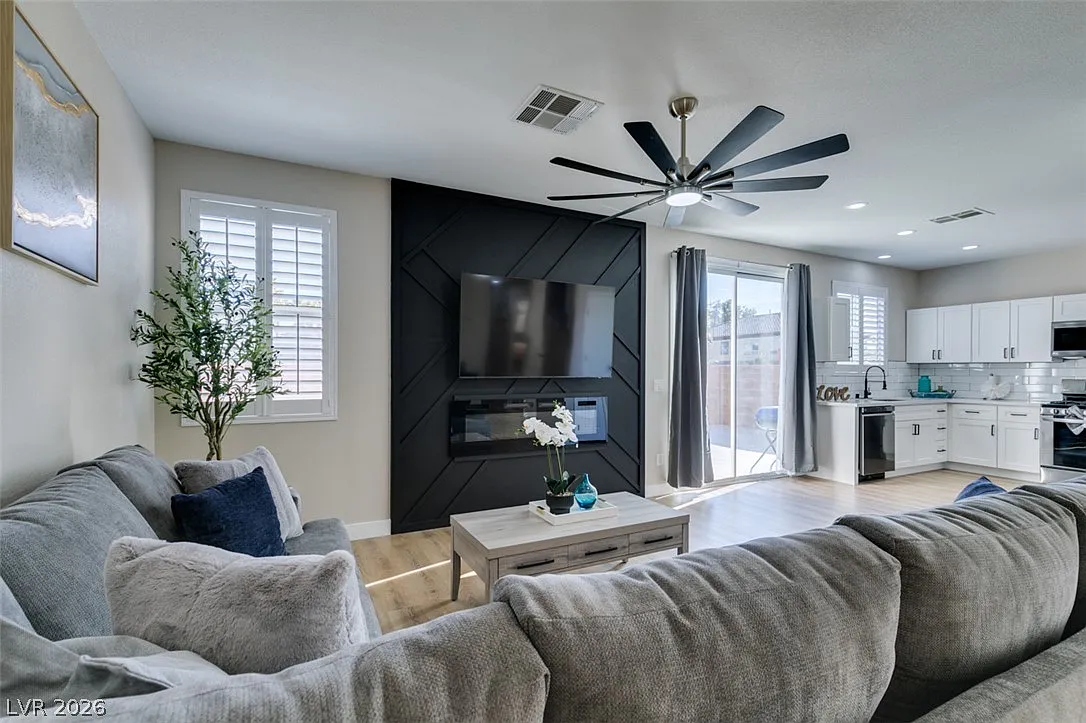 4 bed, 3.0 bath, 2212 sqft, $2,400 — Photo 1