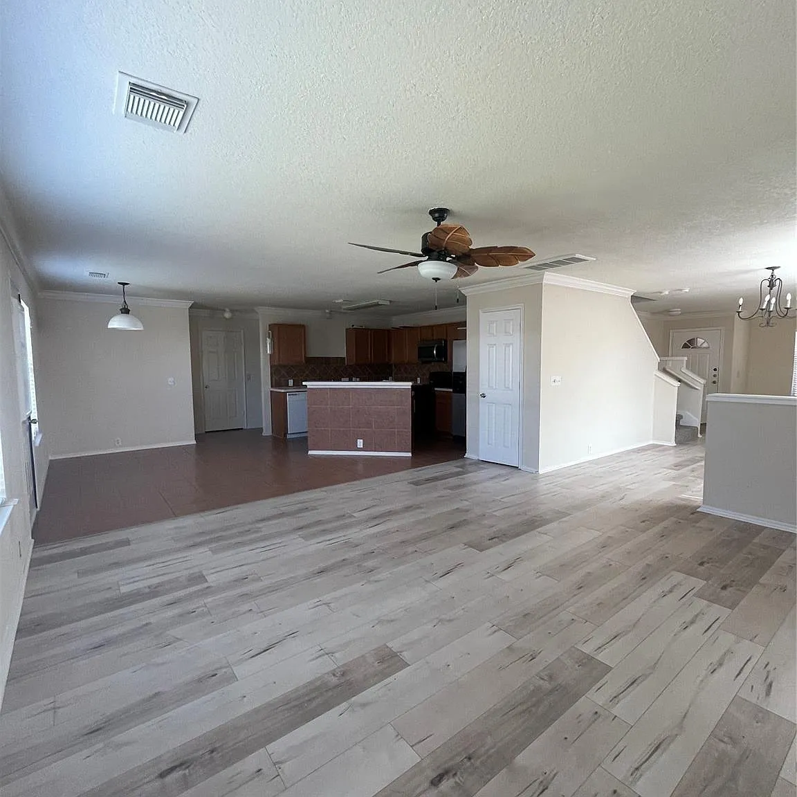 4 bed, 2.5 bath, 2562 sqft, $2,240 — Photo 4