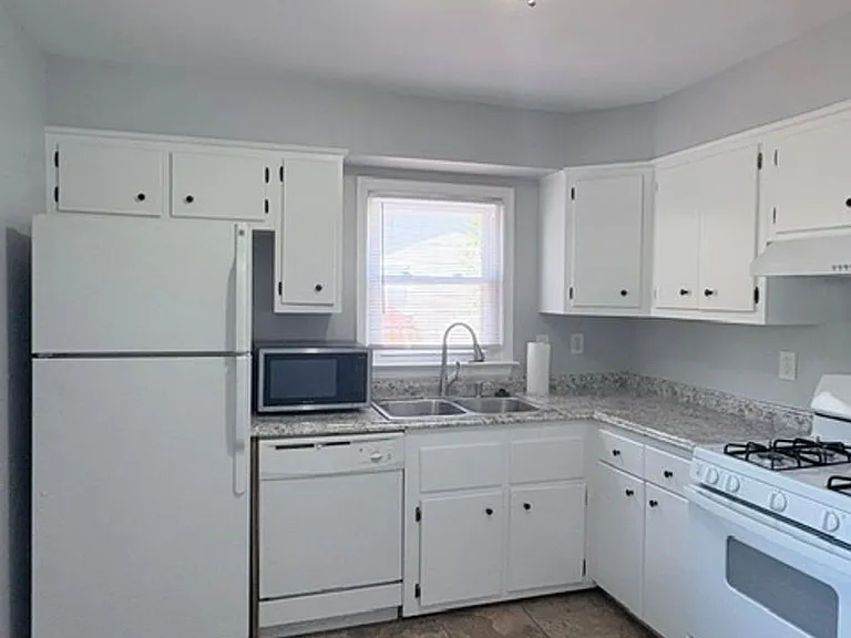 900 Neal Dr — Photo 8