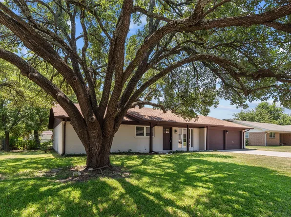 2008 Maplewood Dr, Gainesville, TX 76240