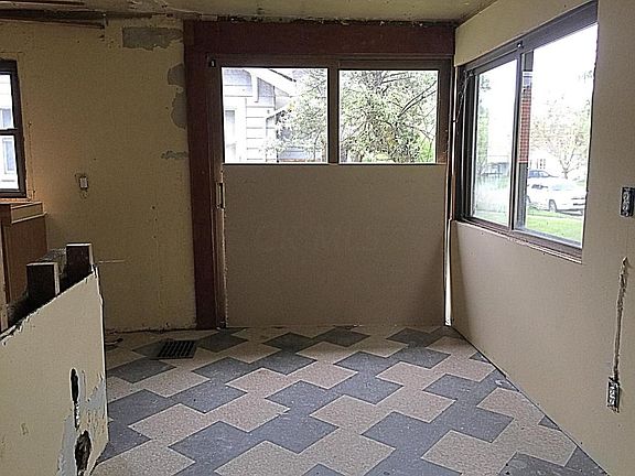 4th image of 2198 Barrymore Ave