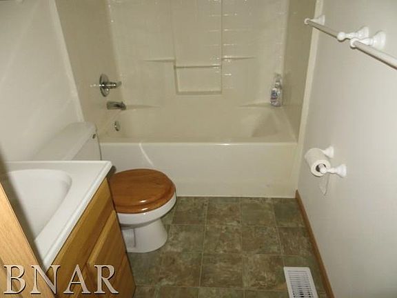 5th image of 302 E Wabash Ave