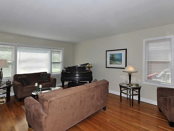 3rd image of 8530 McCormick Blvd