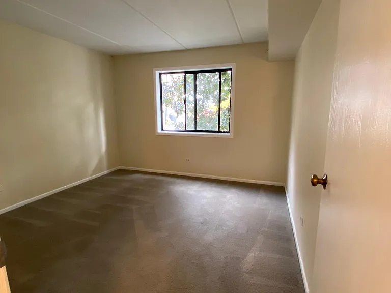 5401 Chateau #4 — Photo 7