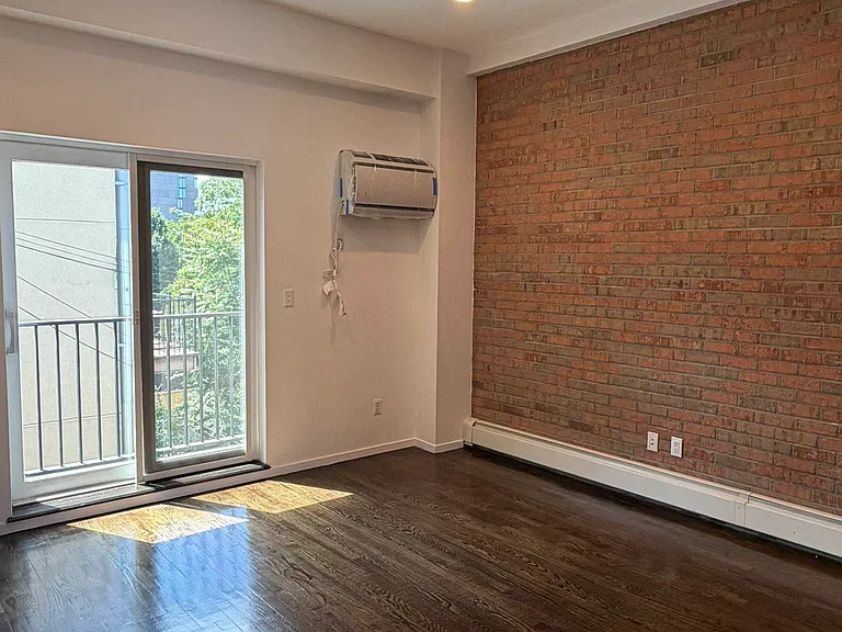 551 Lorimer St #PENTHOUSE — Photo 2