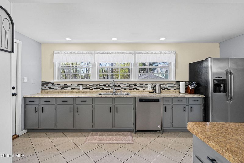 4th image of 1321 Helderberg Avenue