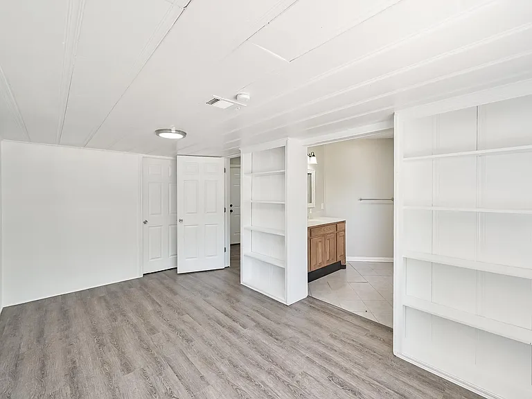 1501 Greenbrier Dr — Photo 26