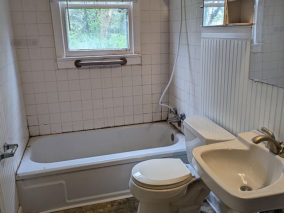 4th image of 302 Cunningham St #302
