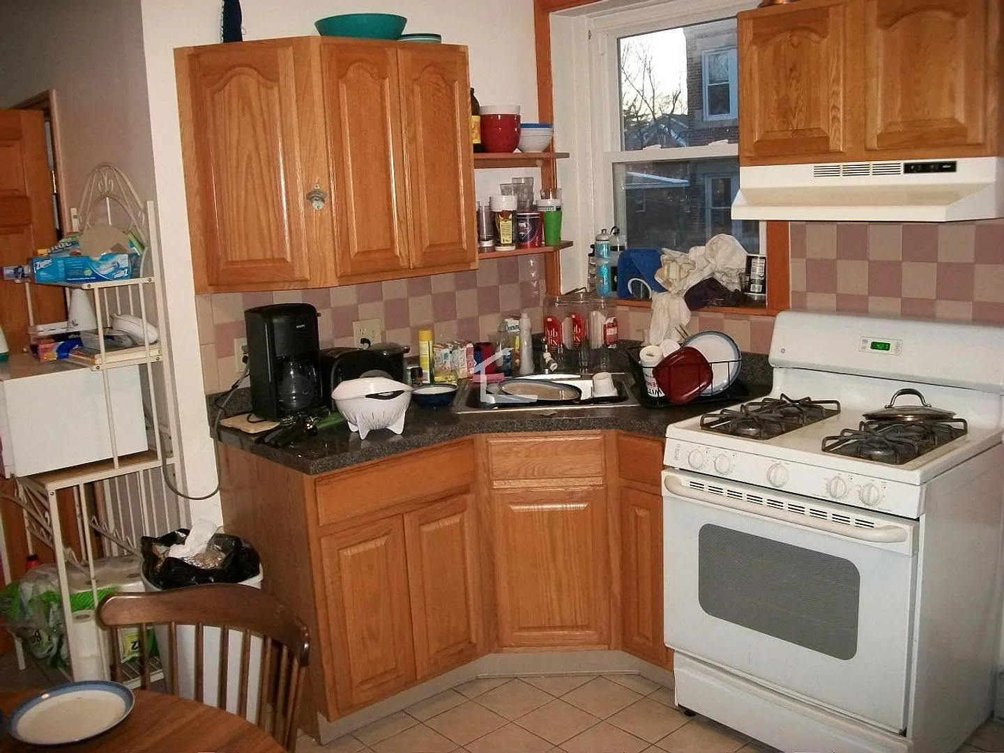 Spacious Brookline Apt near BU; perfect for students! Granite Countertops, 2 Decks — Photo 3