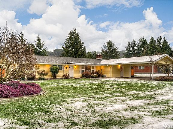 Sierra Vista retreat just moments from charming downtown Enumclaw & nearby Crystal Mountain. 