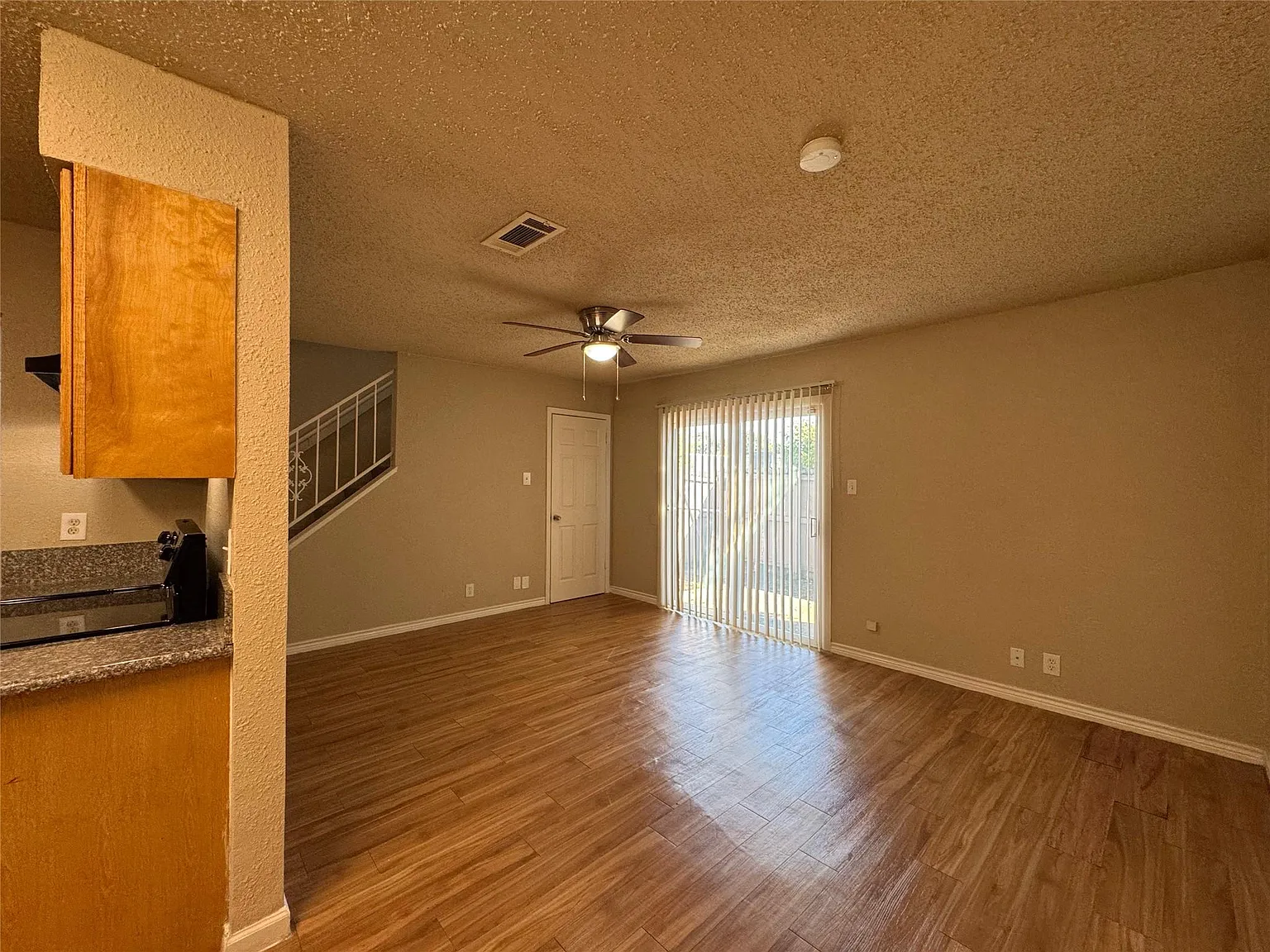 1 bed, 1.5 bath, 903 sqft, $1,149 — Photo 4