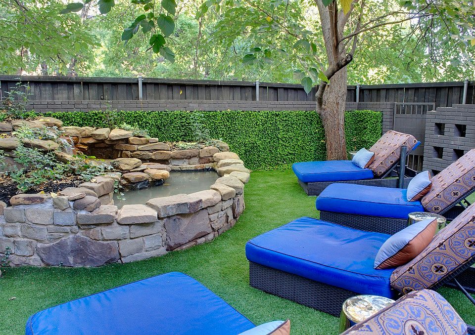 4935 Junius - GREYSTONE courtyard lounging