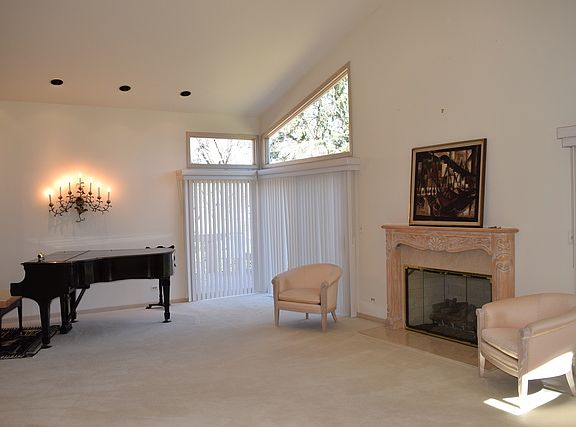 4th image of 717 Carlyle Ct