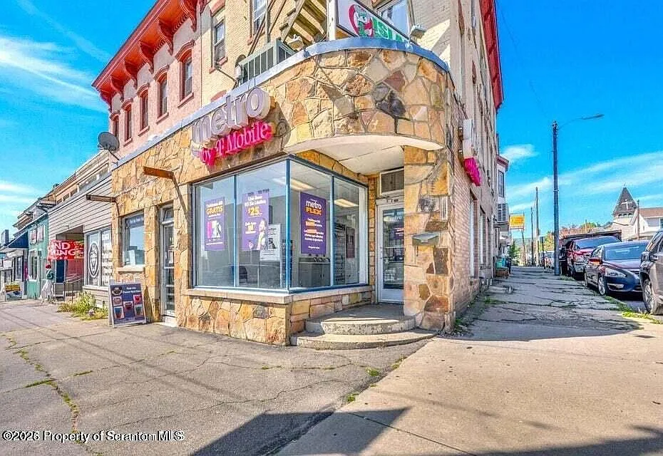 3 bed, 1.0 bath, 900 sqft, $1,200 — Photo 3