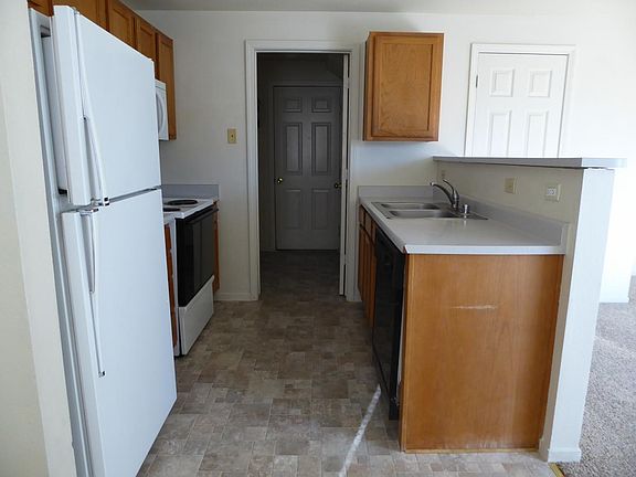 5th image of 3927 Village Dr