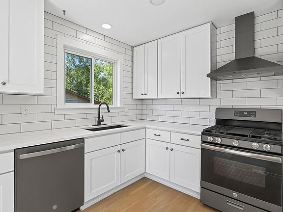 3rd image of 2667 Hawthorne Ln