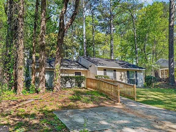 3rd image of 814 Hemingway Rd