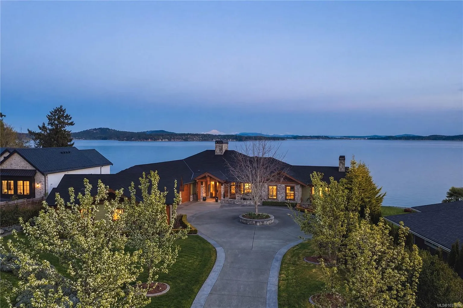 3070 Beachfront Cres photo 1