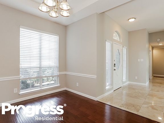 5th image of 909 Steadman Dr
