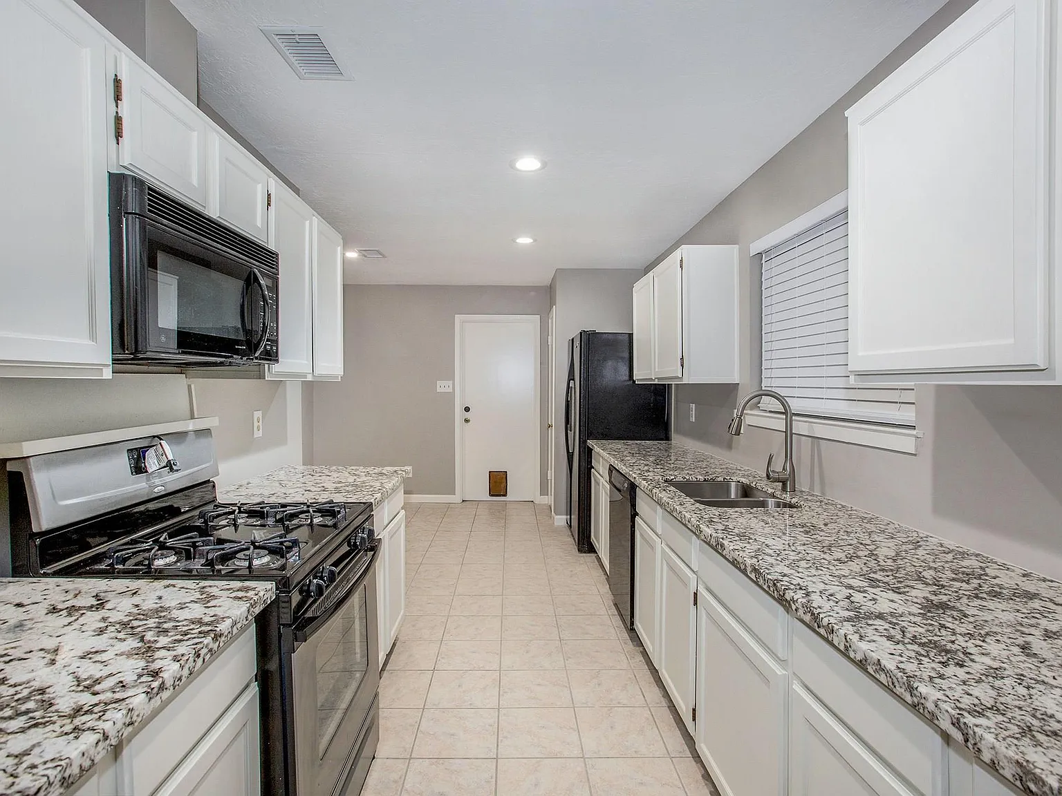 3 bed, 2.0 bath, 1654 sqft, $1,800 — Photo 2