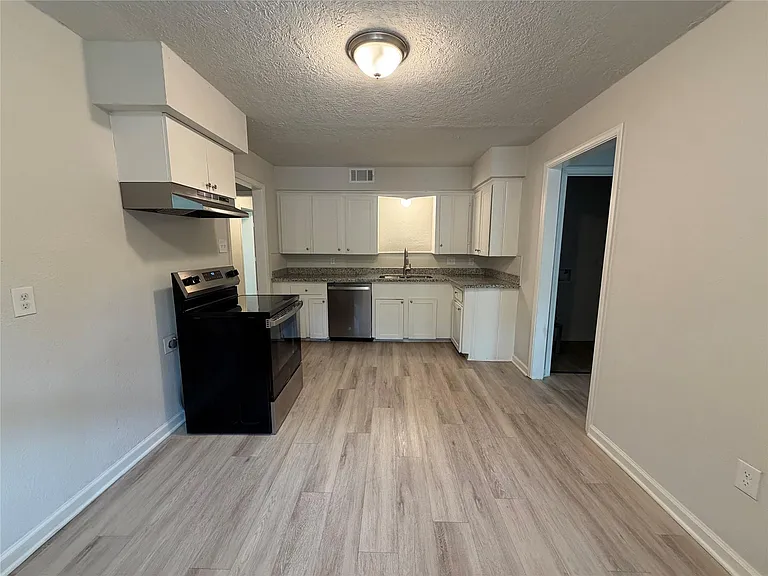 244 Deerfield St — Photo 4