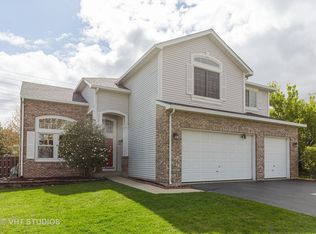 330 Wright Dr, Lake In The Hills, IL 60156
