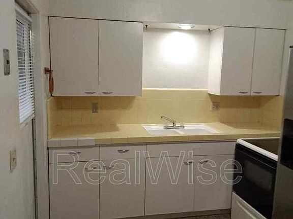 5th image of 801 Ashland St APT 3
