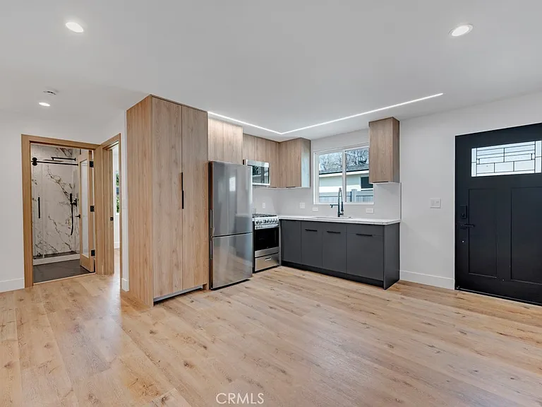 18238 Hartland St — Photo 6