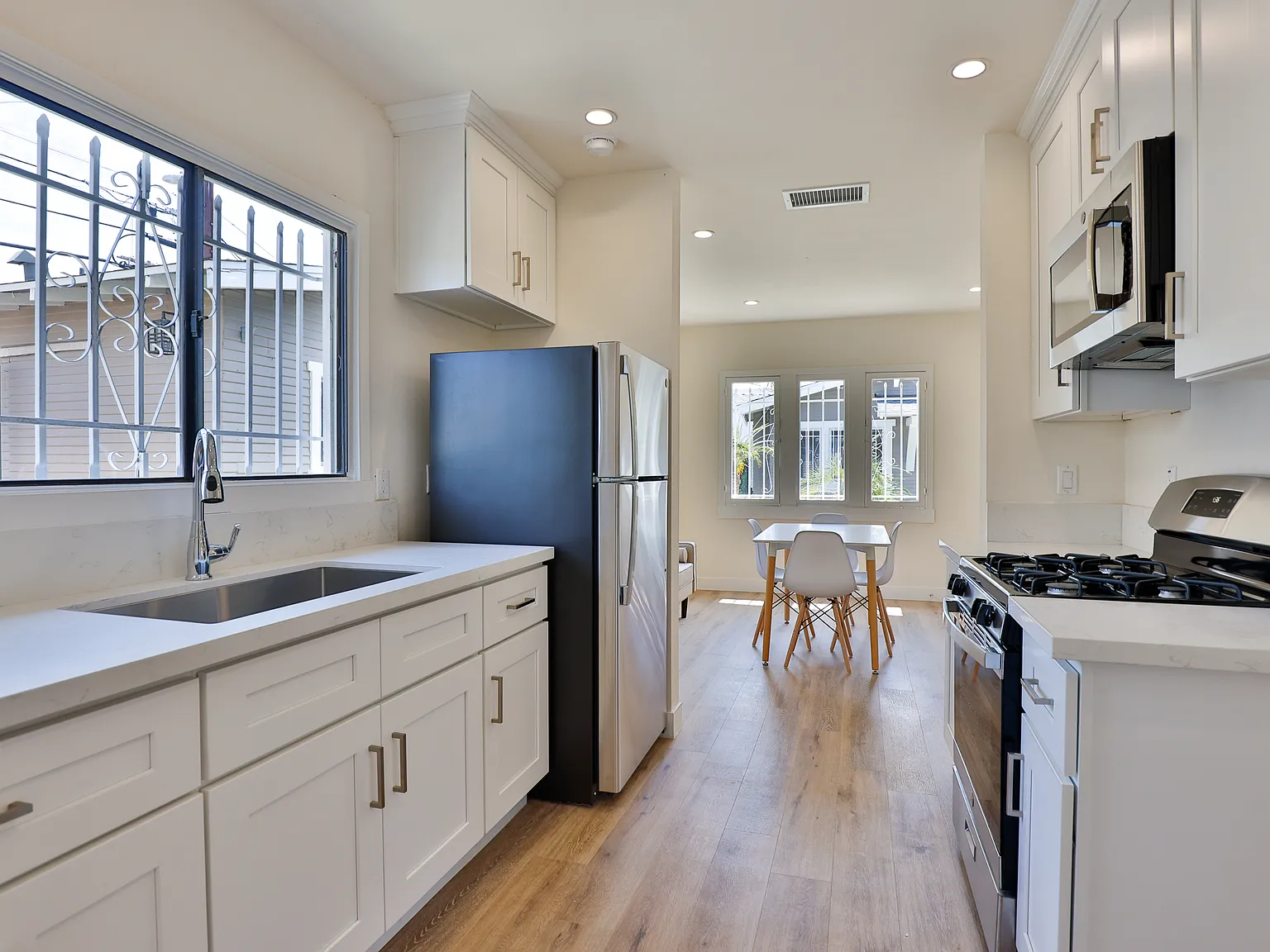 2 bed, 750 sqft, $3,200 — Photo 2