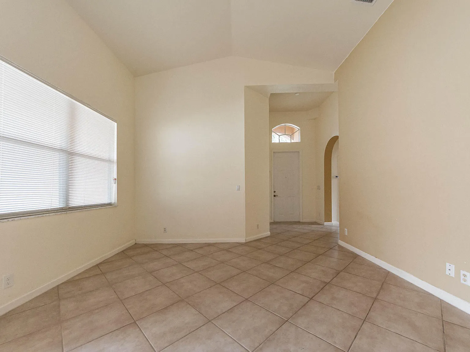 3 bed, 2.0 bath, 2484 sqft, $2,100 — Photo 4