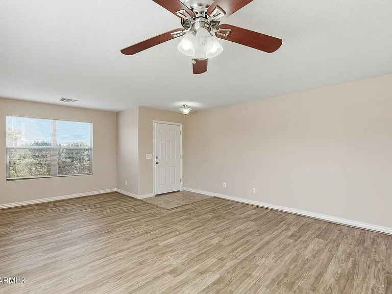 422 W Redwood Dr — Photo 2