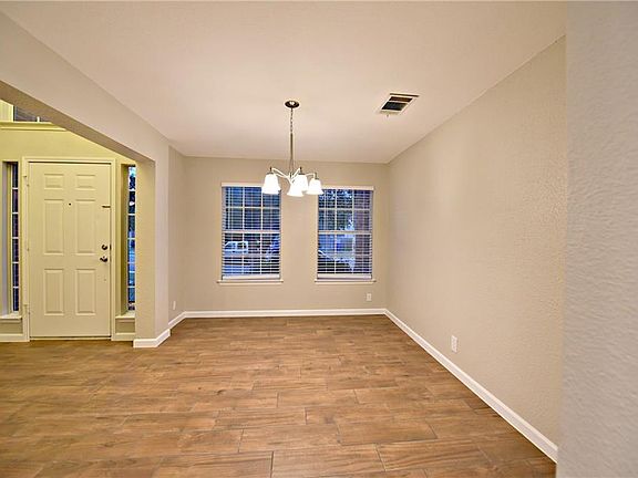 4th image of 808 Woodhollow Ln