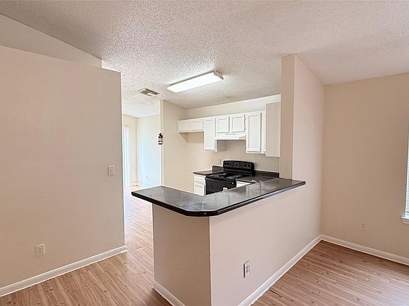 4th image of 15821 Ridgecroft Rd