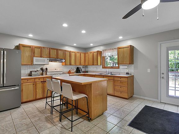 4th image of 828 Liggett Ave