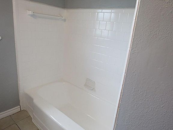 Bath tub
