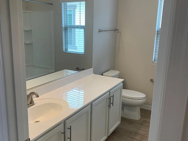 Hallway Bathroom with Tub/Shower Combo and Large Linen Closet