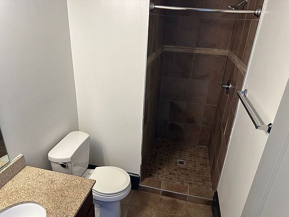 5th image of 230 N Sycamore St APT 6