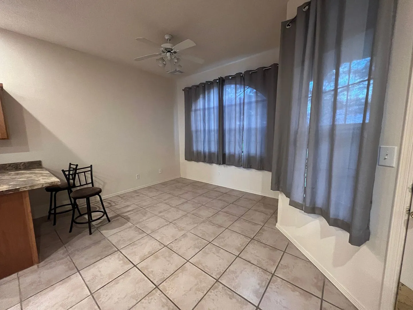 Beautiful 3 Bed 2 Bathroom home with Large Backyard — Photo 4