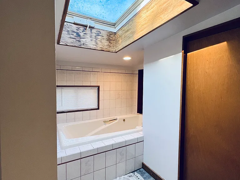 Jacuzzi soaker tub