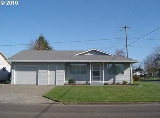 1600 Country Club Cir, Woodburn, OR 97071