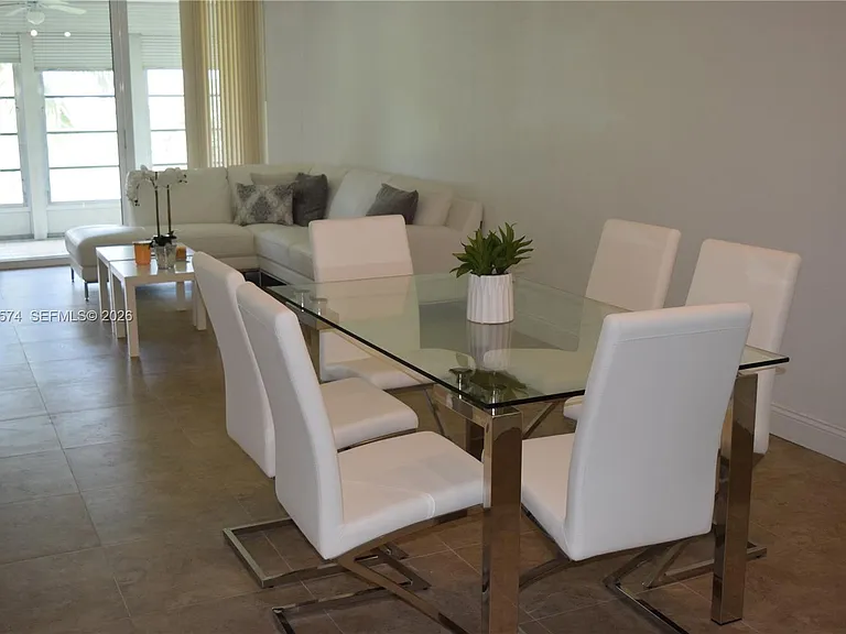 3970 Oaks Clubhouse Dr #306 — Photo 8