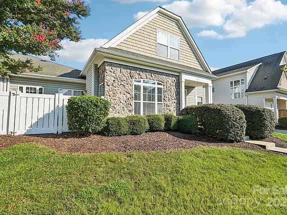 4th image of 3120 Mistletoe Dr