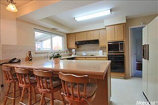4th image of 35 Greenway Cir