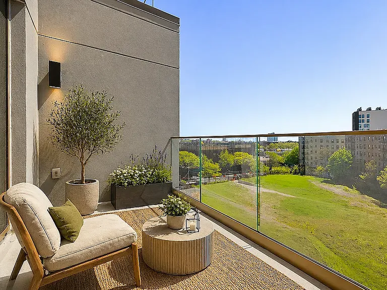 960 Franklin Ave #453 — Photo 4