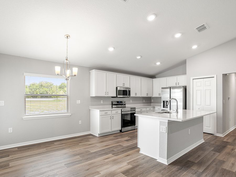 Sunny, open-layout home in top Ocala 55 community
