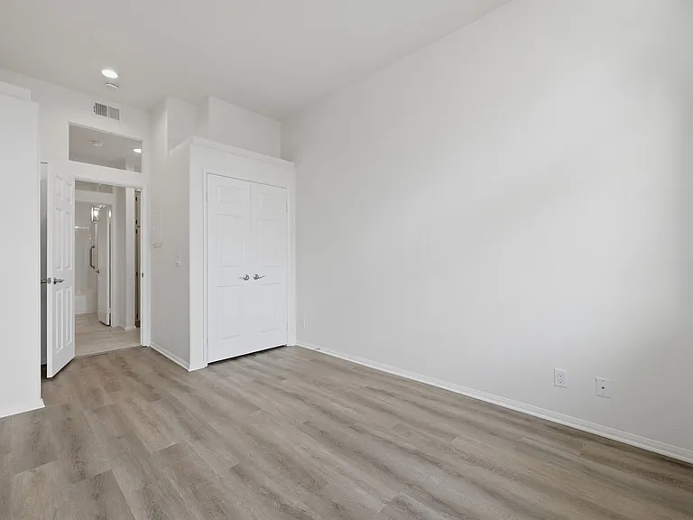 Bel Mondo Condos — Photo 38