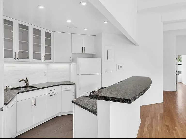 321 W 13th St #5B — Photo 6